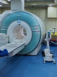 Qolka MRI oo leh scanner simens